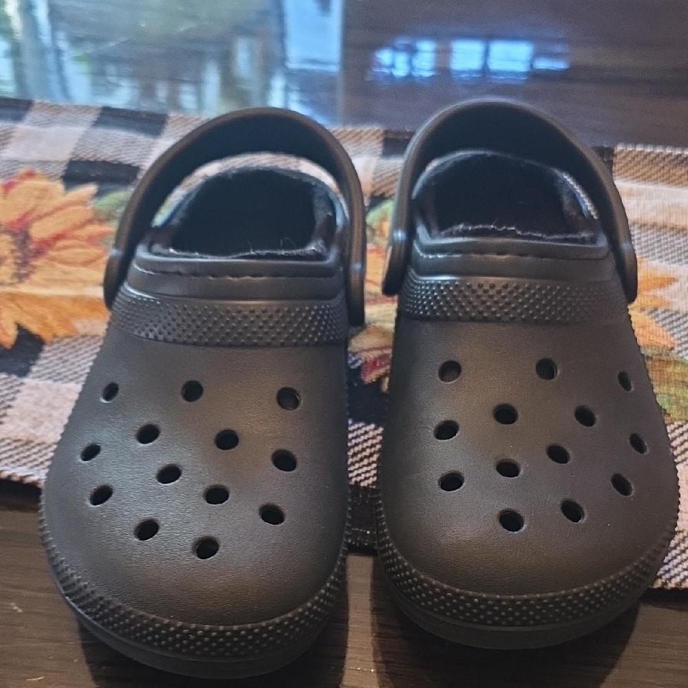 CROCS Black Classic Fuzzy Clogs M5 W8